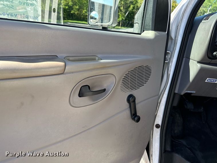 image for item DQ7358 2001 Ford E350  tram