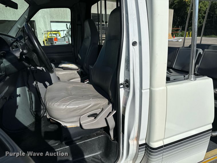 image for item DQ7358 2001 Ford E350  tram