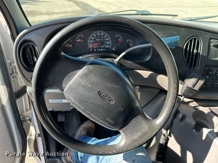 image for item DQ7358 2001 Ford E350  tram