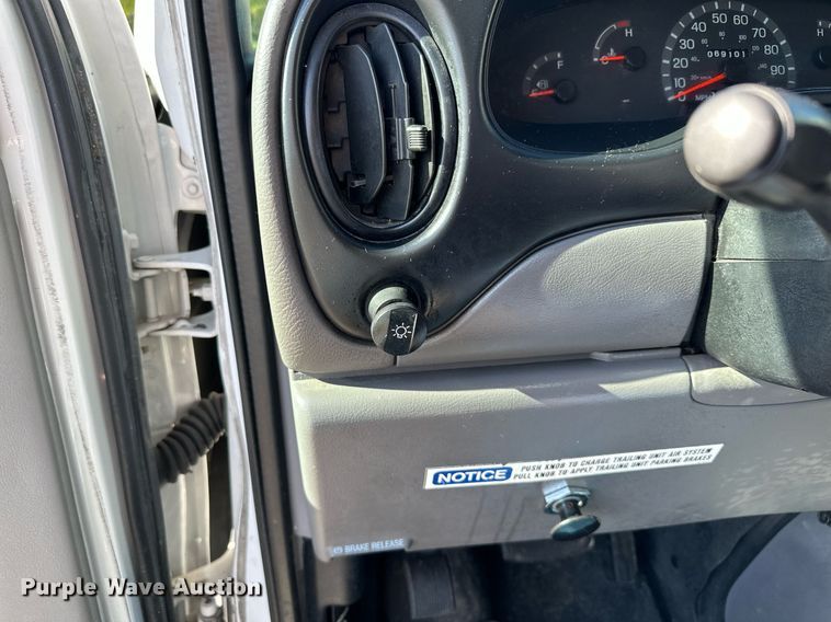 image for item DQ7358 2001 Ford E350  tram