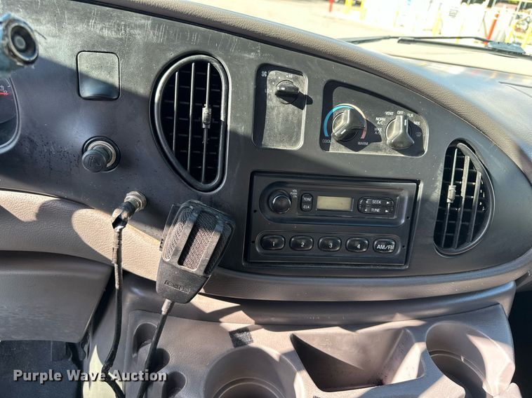 image for item DQ7358 2001 Ford E350  tram