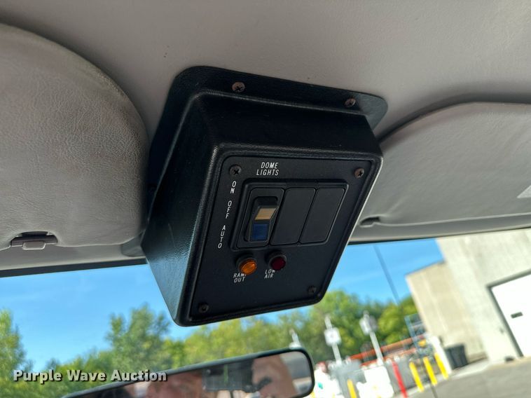 image for item DQ7358 2001 Ford E350  tram