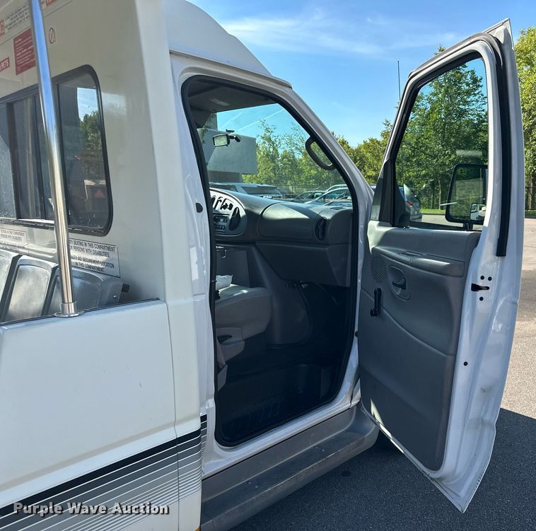 image for item DQ7358 2001 Ford E350  tram