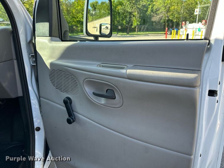 image for item DQ7358 2001 Ford E350  tram