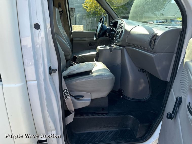 image for item DQ7358 2001 Ford E350  tram