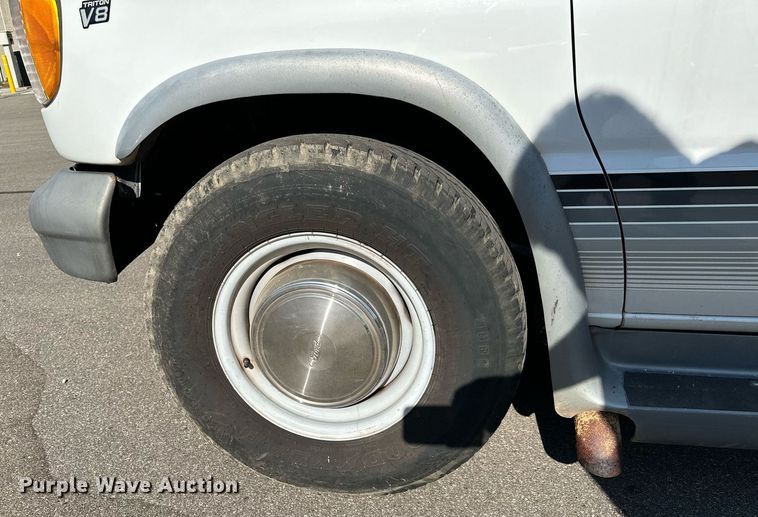 image for item DQ7358 2001 Ford E350  tram