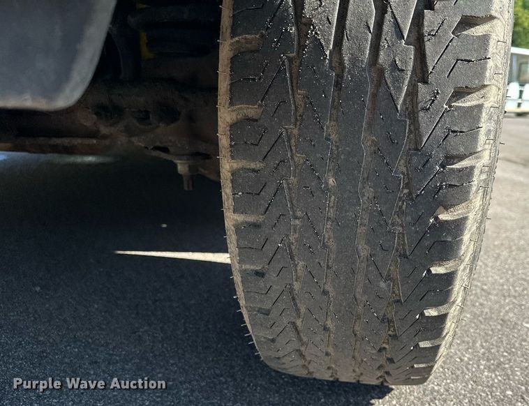 image for item DQ7358 2001 Ford E350  tram