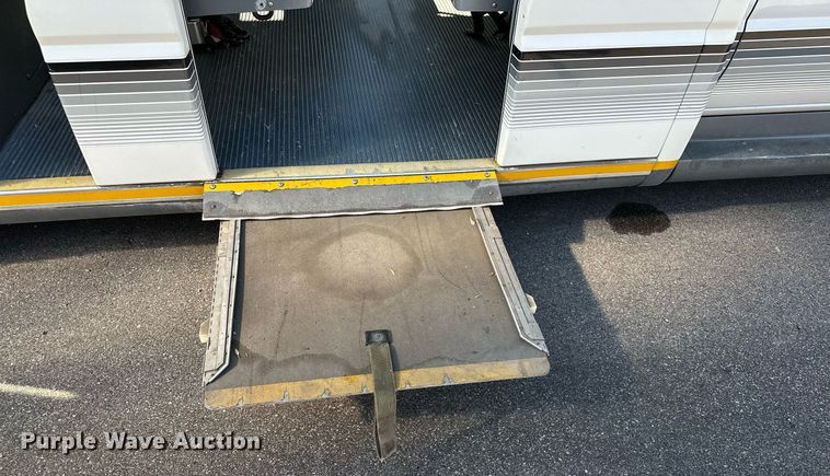 image for item DQ7358 2001 Ford E350  tram