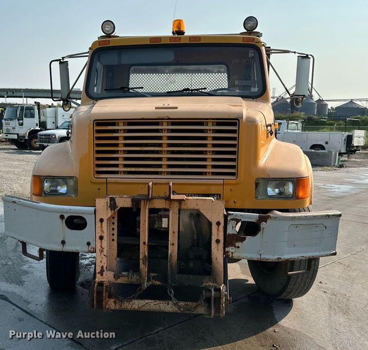image for item DS2239 1995 International 4900  flatbed truck
