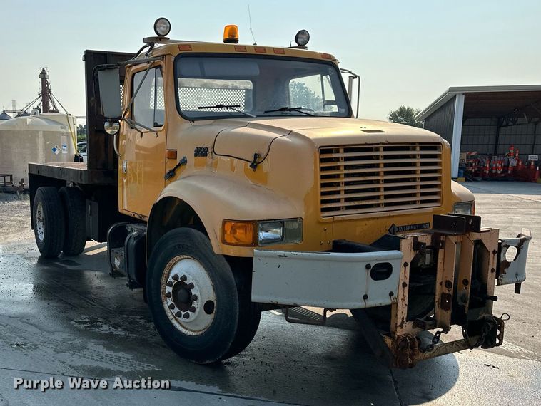 image for item DS2239 1995 International 4900  flatbed truck