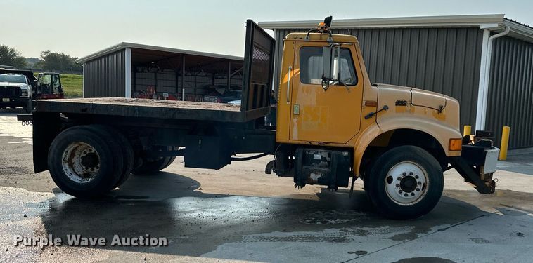 image for item DS2239 1995 International 4900  flatbed truck