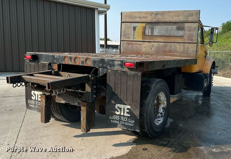 image for item DS2239 1995 International 4900  flatbed truck