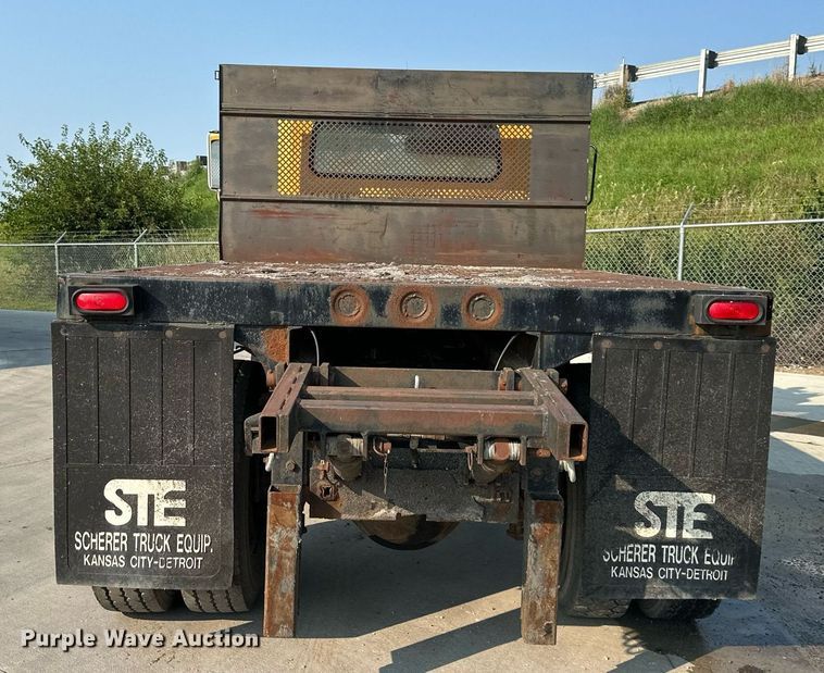 image for item DS2239 1995 International 4900  flatbed truck