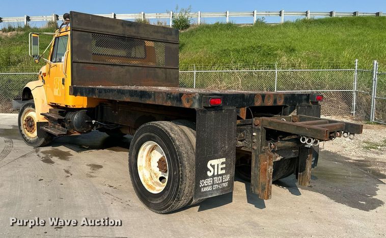 image for item DS2239 1995 International 4900  flatbed truck