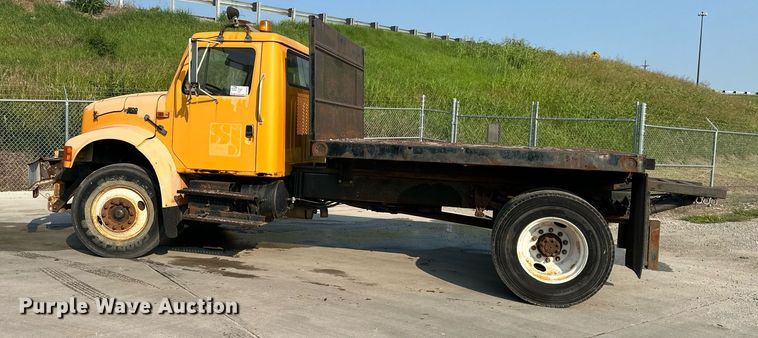 image for item DS2239 1995 International 4900  flatbed truck