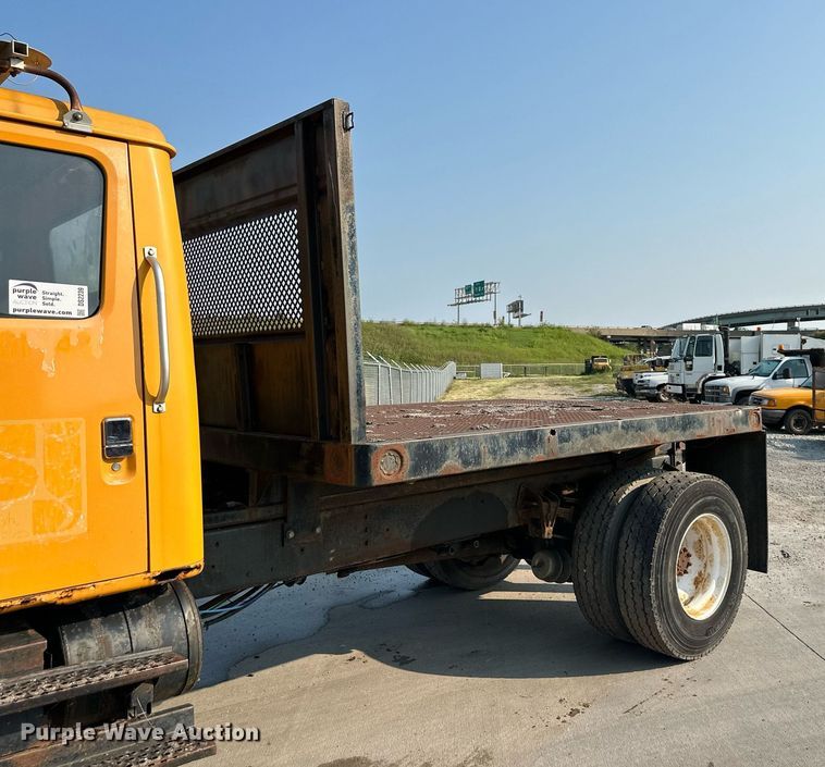 image for item DS2239 1995 International 4900  flatbed truck