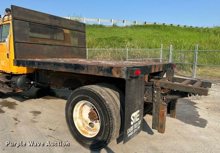 image for item DS2239 1995 International 4900  flatbed truck
