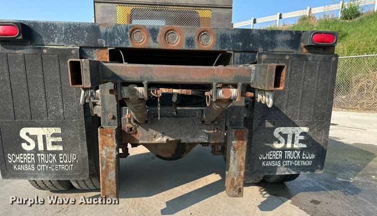 image for item DS2239 1995 International 4900  flatbed truck