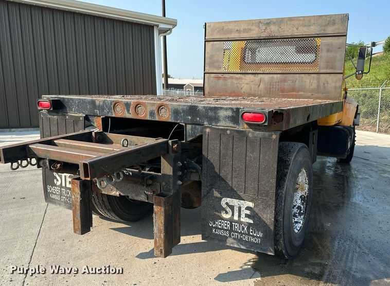 image for item DS2239 1995 International 4900  flatbed truck