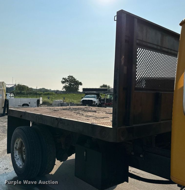 image for item DS2239 1995 International 4900  flatbed truck