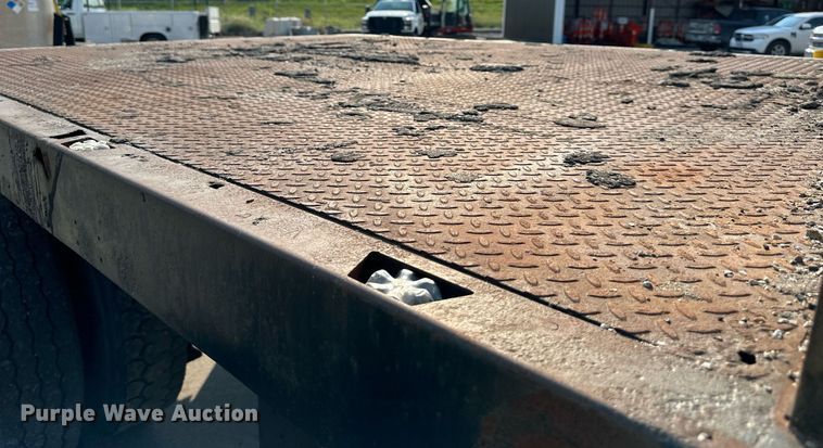 image for item DS2239 1995 International 4900  flatbed truck