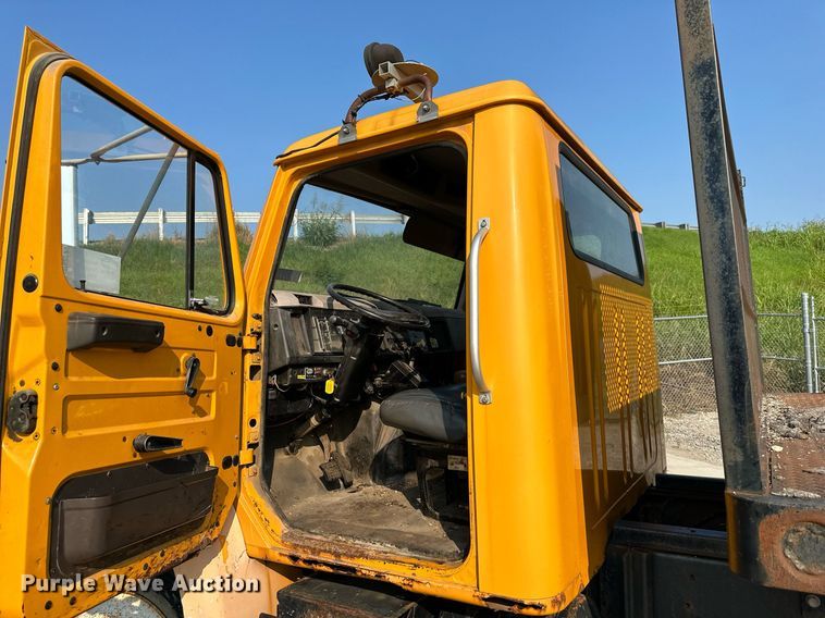 image for item DS2239 1995 International 4900  flatbed truck