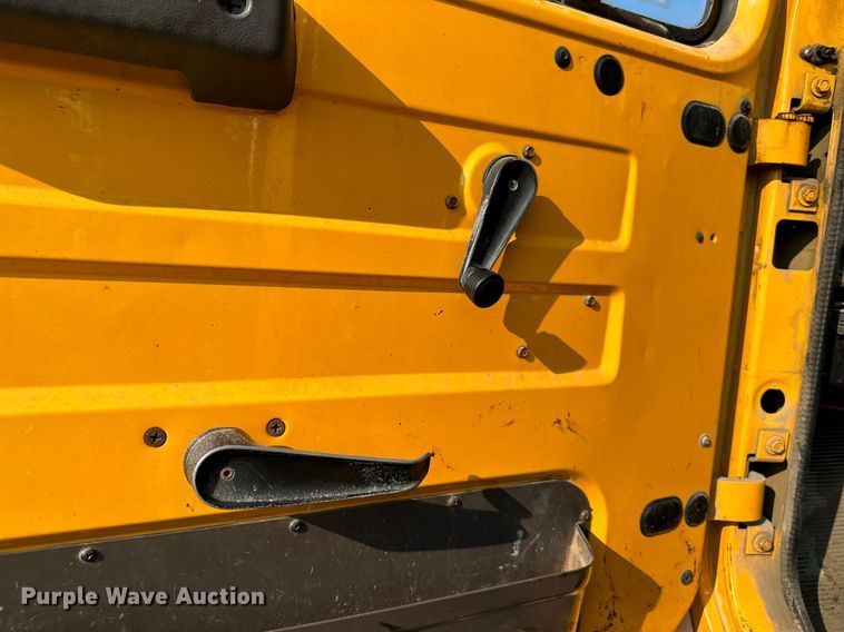 image for item DS2239 1995 International 4900  flatbed truck