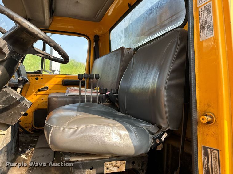 image for item DS2239 1995 International 4900  flatbed truck