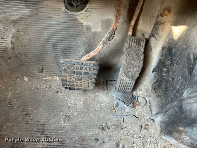 image for item DS2239 1995 International 4900  flatbed truck