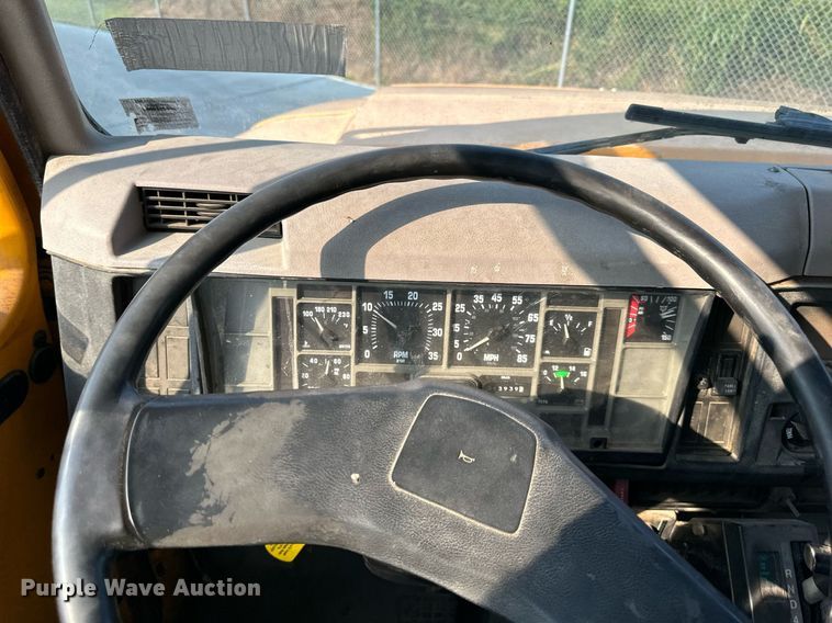 image for item DS2239 1995 International 4900  flatbed truck