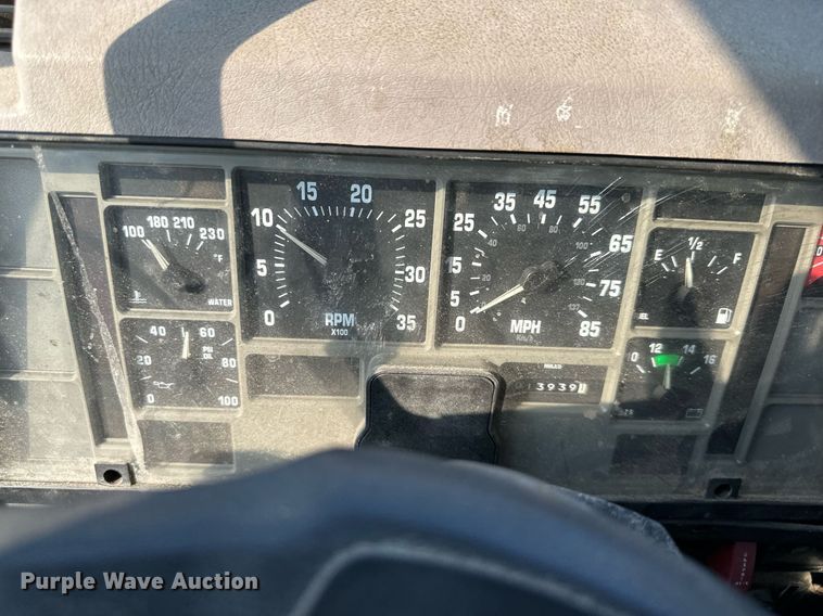 image for item DS2239 1995 International 4900  flatbed truck