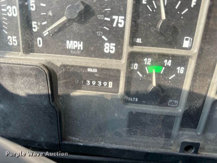 image for item DS2239 1995 International 4900  flatbed truck