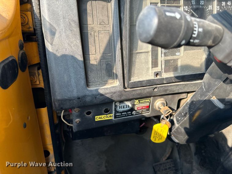 image for item DS2239 1995 International 4900  flatbed truck