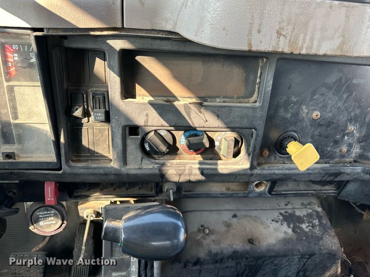 image for item DS2239 1995 International 4900  flatbed truck