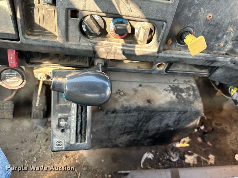 image for item DS2239 1995 International 4900  flatbed truck