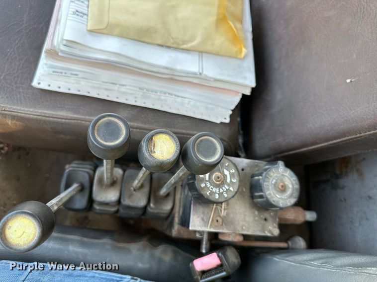 image for item DS2239 1995 International 4900  flatbed truck