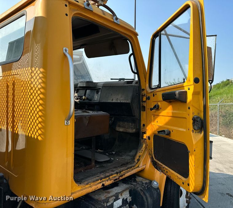 image for item DS2239 1995 International 4900  flatbed truck