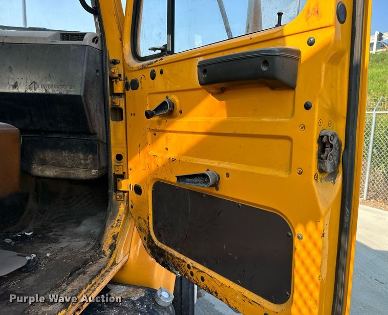 image for item DS2239 1995 International 4900  flatbed truck