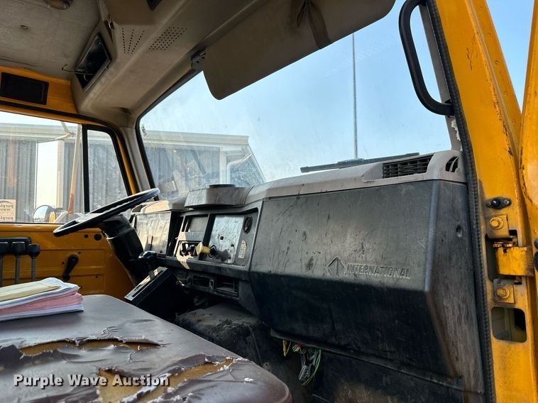 image for item DS2239 1995 International 4900  flatbed truck