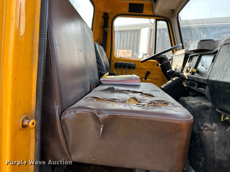 image for item DS2239 1995 International 4900  flatbed truck