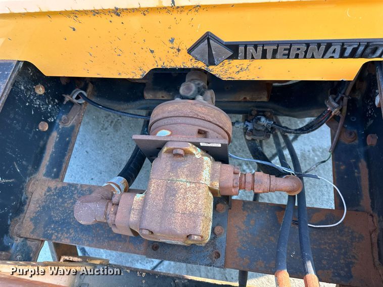 image for item DS2239 1995 International 4900  flatbed truck