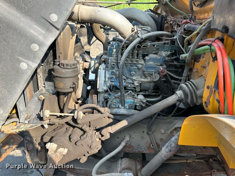 image for item DS2239 1995 International 4900  flatbed truck