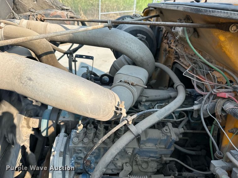 image for item DS2239 1995 International 4900  flatbed truck