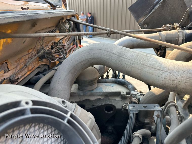 image for item DS2239 1995 International 4900  flatbed truck