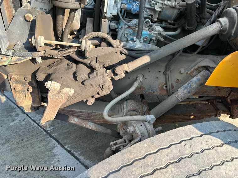 image for item DS2239 1995 International 4900  flatbed truck