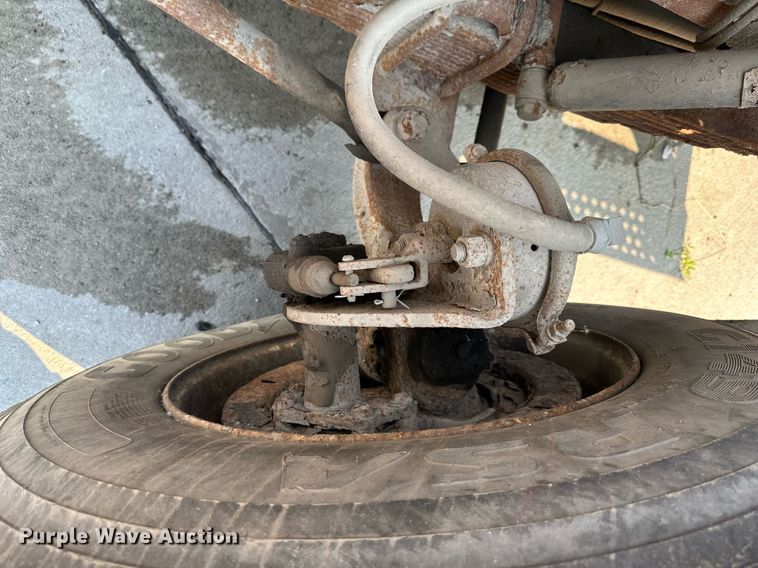 image for item DS2239 1995 International 4900  flatbed truck