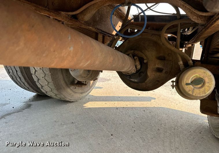 image for item DS2239 1995 International 4900  flatbed truck