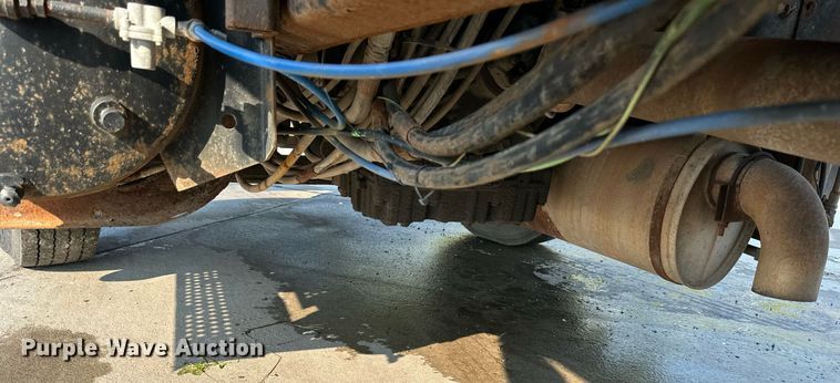 image for item DS2239 1995 International 4900  flatbed truck