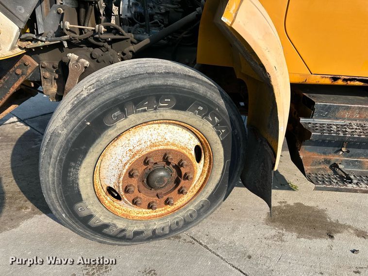 image for item DS2239 1995 International 4900  flatbed truck