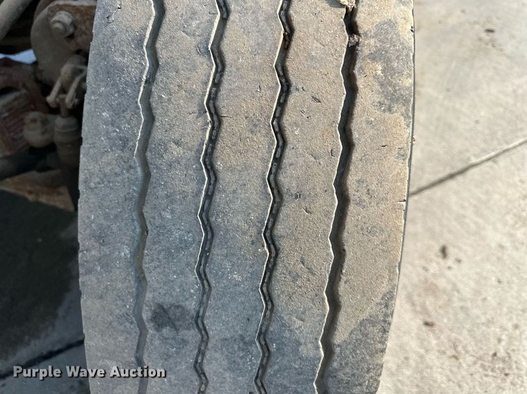 image for item DS2239 1995 International 4900  flatbed truck